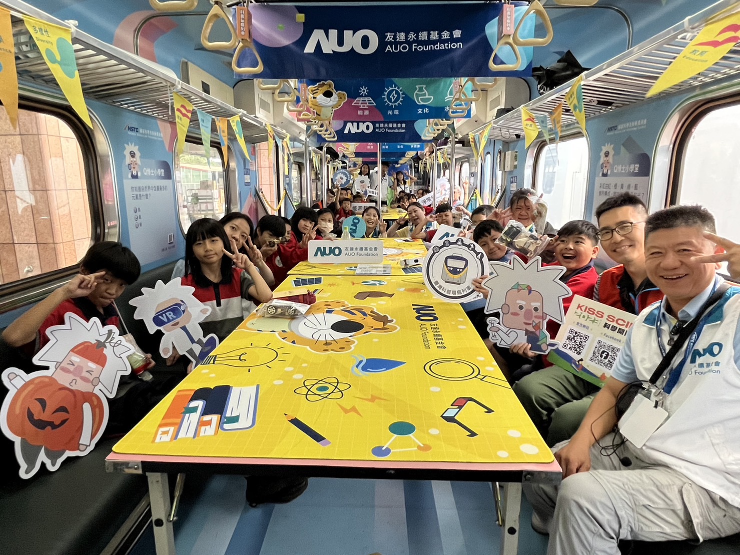 PA视讯永續基金會參與「臺灣科普環島列車」，設計基礎科學車廂課程，以「淨零碳排和永續能源」為主題，讓學生透過創意實驗認識淨零知識，以及思考生活中的減碳行為