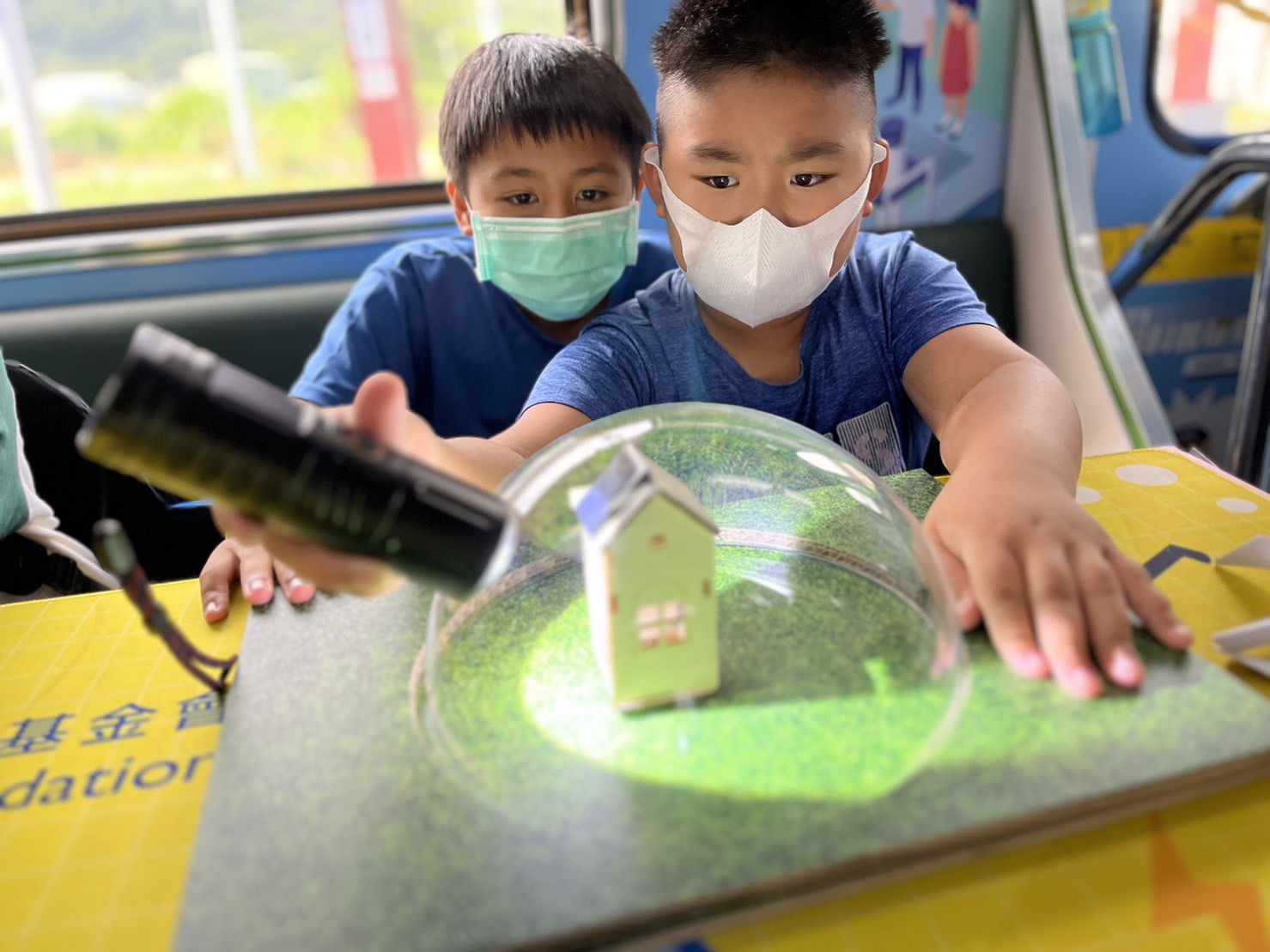 PA视讯參與基礎科學主題車廂，以STEAM教學精神，設計「逐日科學家」、「太陽能工程師」以及「淨零建築師」三大能源科普課程和實驗